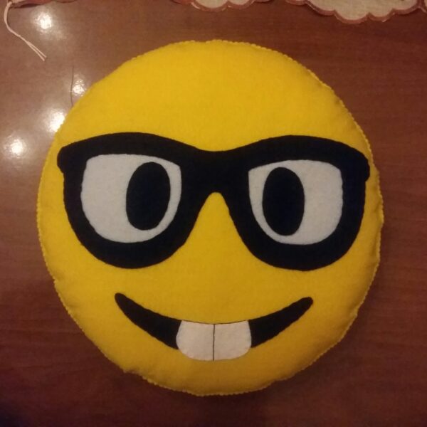 Cuscino emoticon Faccina con occhiali in pannolenci